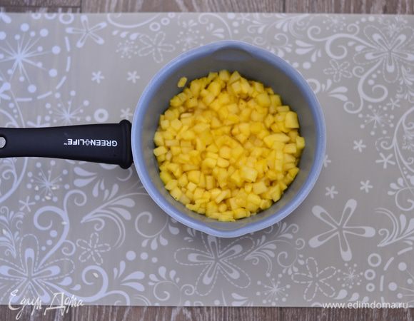 Влить немного воды, потушить до мягкости яблок — минут 10-15.