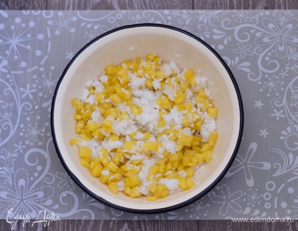 Рис промыть, отварить до готовности. Смешать с яблоками. Начинка готова.