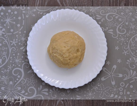 Готовим тесто. Воду (температура 40°C), растительное масло рафинированное, соль, муку соединить. Заместить тесто. Вначале оно будет жестковато, но когда отдохнет, станет однородным и мягким. Оставить тесто на 15 минут, накрыв пленкой.