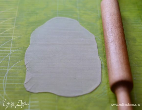 Разделить тесто на 18 частей по 25 г каждая. Каждую часть раскатать как можно тоньше. В идеале раскатанное тесто должно просвечиваться.