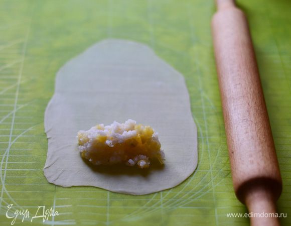 Положить 1 ст. л. начинки на один край теста.