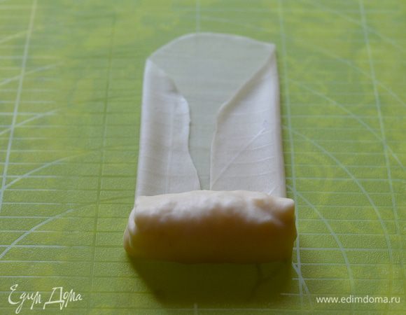 Прикрыть начинку с боковых сторон тестом. Скрутить рулетом.