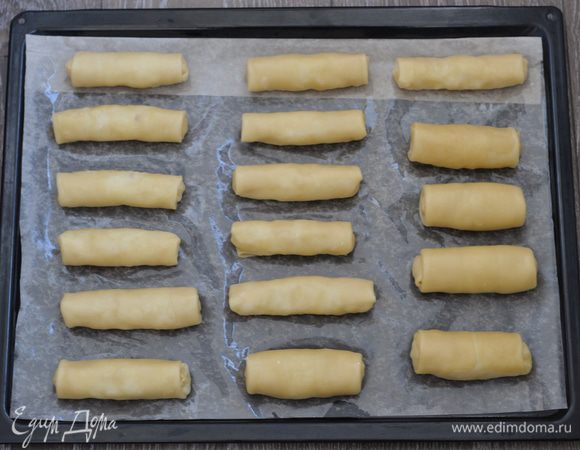 Заготовки выкладывать на застеленный бумагой для выпечки противень, прикрывая пленкой, чтобы они не покрылись корочкой.