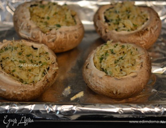 Наполнить начинкой в приготовленные грибы. Поставить в разогретую духовку на 12-15 мин.