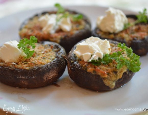 Подаем тут же со сметаной, украсив зеленью. Приятного аппетита.