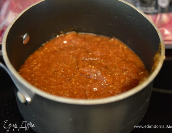 Перелить все в кастрьку и варить на медленном огне примерно 10 мин. Снять с огня и дать остыть при комнатной температуре. Поделить на 2 части соус.