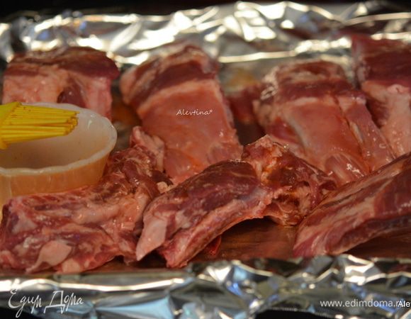 Свиные ребрышки нарезать порциями. Смешать 1 ст. л. соус Табаско с 2 ст.л. воды. Смазать ребрышки этой смесью. Поставить в разогретую духовку или гриль на 150°C на 1 час.