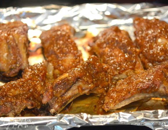 Смазать ребрышки одну сторону с приготовленным соусом одной частью. Вернуть в духовку на 1 час. Затем повторить со второй стороной.
