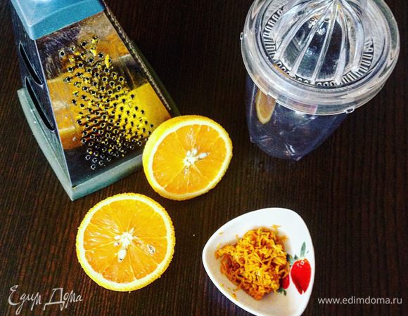 С апельсина снять цедру и выдавить сок.