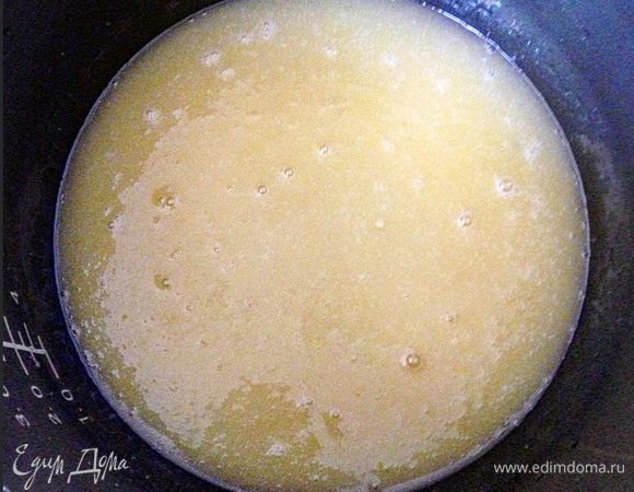 В одной глубокой миске смешать все жидкие ингредиенты: сок апельсина, растительное масло, 2 яйца и добавить туда же сахар. Все тщательно перемешать венчиком, получится смесь, как на фото.