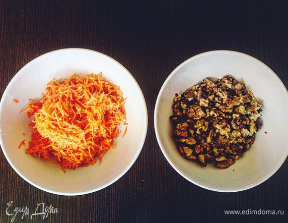 Остывшие грецкие орехи раздавить или порубить ножом не очень мелко. Морковь натереть на мелкой терке (чем мельче, тем лучше).