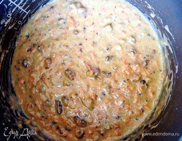 В другой глубокой миске смешать сухие ингредиенты: муку, разрыхлитель, корицу, имбирь и цедру апельсина. Перемешать ингредиенты венчиком для равномерного их распределения. А затем соединить содержимое двух мисок и тщательно все перемешать. Следом добавить натертую морковь и грецкие орехи, снова перемешать, получится тесто, как на фото.