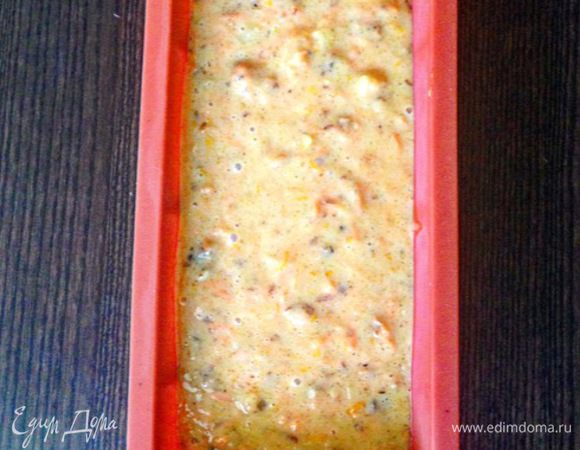 Духовку разогреть до 190°C. Взять форму для выпечки (у меня была длинная прямоугольная форма для кексов из силикона), заполнить форму тестом на 2/3.