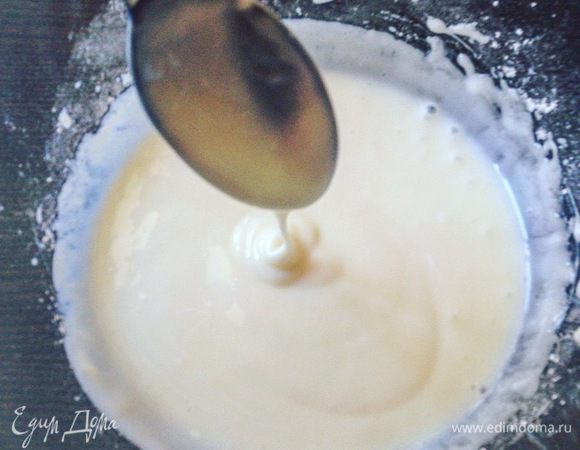 Приготовление соуса. В миске взбить миксером творожный сыр (типа Альметте) с половиной сахарной пудры около минуты. Затем добавить сметану и оставшуюся пудру, снова все взбить до состояния, напоминающего сгущенное молоко.
