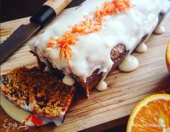 Полить соусом остывший кекс и можно подавать!