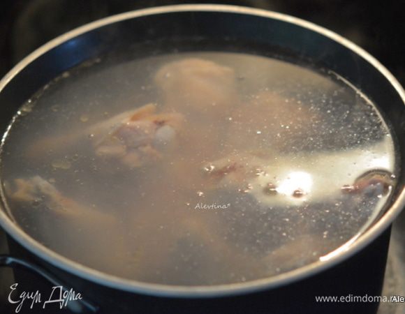 Воду вскипятить. Добавить куриные крылышки и варить 5 минут.