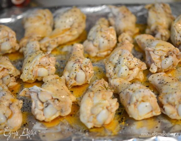 Окунаем каждое крылышко в соус. Выкладываем на противень.  Посолить и поперчить. Ставим в разогретую духовку или гриль 230°С. Один раз перевернув. Готовим примерно 20 минут или 10 минут сторона.