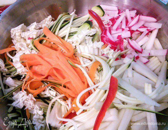 Овощи очистить, вымыть и обсушить бумажным полотенцем. Овощи нарезать соломкой, брусочками, полосочками и т. д.