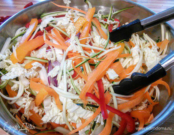  Сложить в салатницу, поставить в холодильник. 