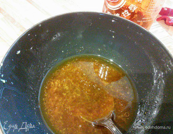 Приготовить заправку. Смешать натертый на мелкой терке имбирь, разбавленный в кашицу чеснок с остальными ингредиентами заправки. Размешать до полного растворения сахара. 