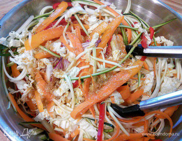 Соединить овощи с заправкой, перемешать и опять отправить в холодильник мариноваться на 15 — 20 мин.  