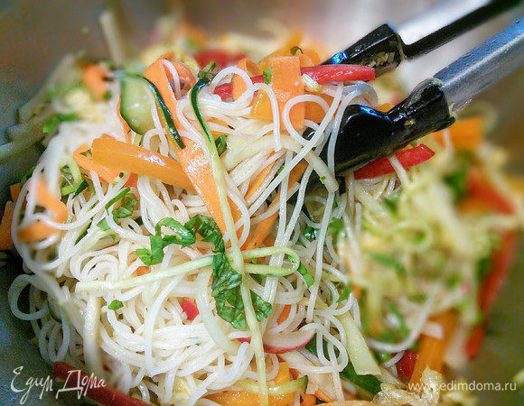 За это время рисовую лапшу приготовить согласно указанию на упаковке. Выложить на дуршлаг и промыть холодной воды, чтобы остановить процесс варки. Соединить с овощами, хорошо перемешать. 

* часть салата я отложила в сторону, возьму с собой на пикник в следующем рецепте))). 