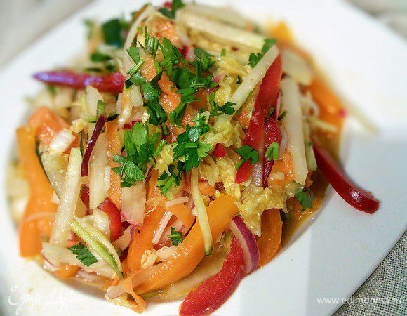 Почти готовый вьетнамский салат отправьте в холодильник, так как это блюдо принято подавать в холодном виде. Как только вы будете подавать салат на стол, добавьте свежую зелень, которую необходимо нарезать как можно меньше. Вкусный и полезный салат готов!