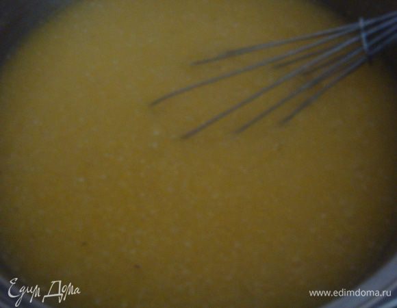 Варим поленту: 1 литр воды довести до кипения, солим, всыпаем кукурузную крупу, постоянно помешиваем венчиком пока полента не станет густой. Даем немного остыть.