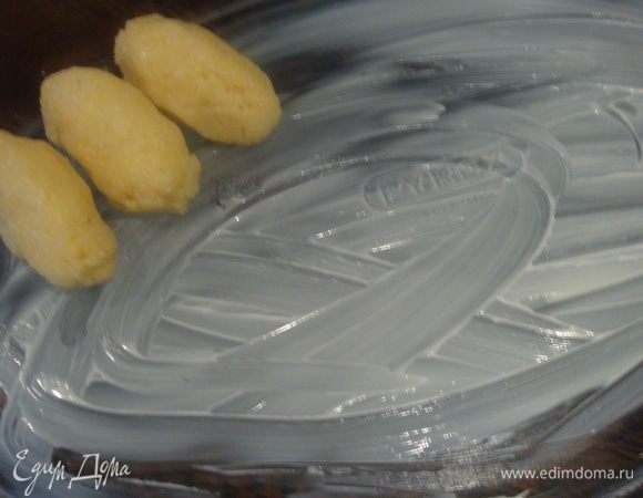 форму смазываем сливочным маслом. Ньокки можно формировать двумя ложками, каждый раз смачивать ложки в воде или можно формировать руками, но руки тоже немного смачивать в воде.