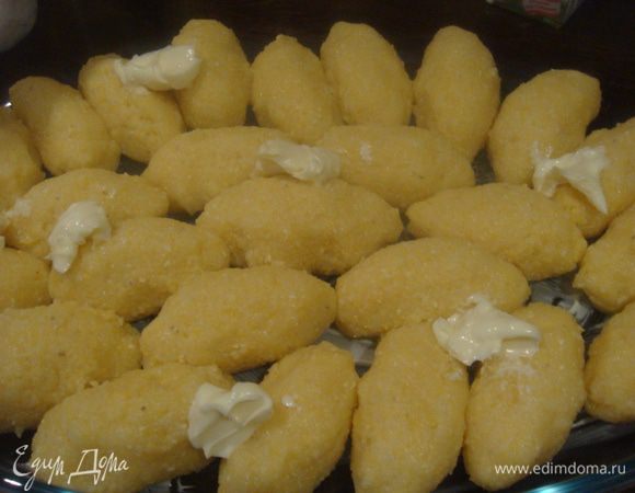 Ньокки складываем в форму, по ним немного положить маленькими кусочками сливочное масло.