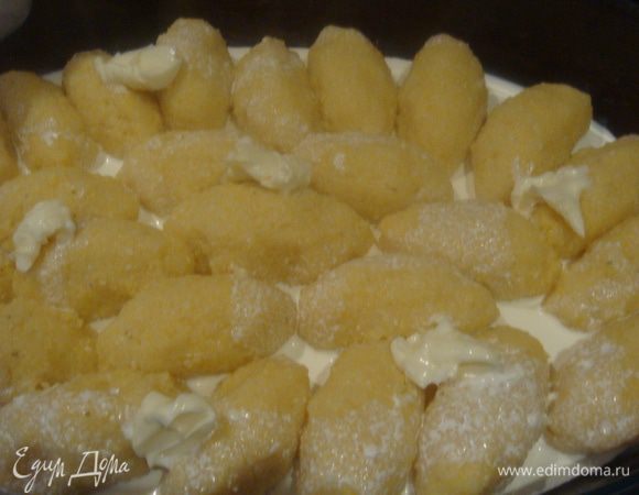 Аккуратно залить сливки и хорошо посыпать натертым пармезаном. Запекать в заранее разогретой духовке до 200°C 25-30 минут.