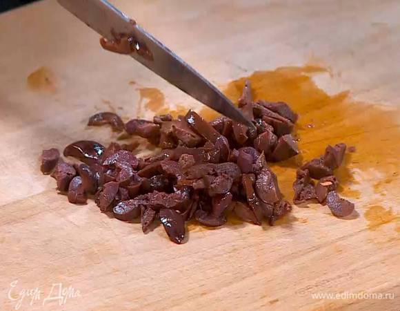 Оливки мелко порезать.