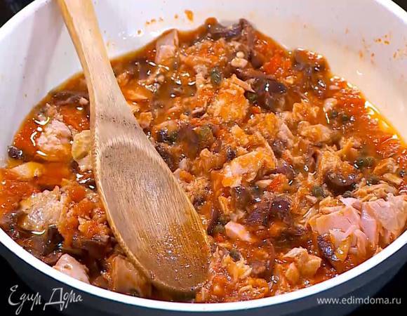 Нарезанные оливки, каперсы и тунца добавить в соус, все перемешать и еще немного прогреть.