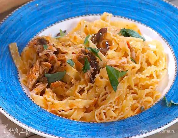 Базилик порвать руками и посыпать готовую пасту.