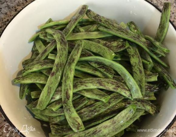 У молодой фасоли удалить кончики вместе с прожилками и промыть.