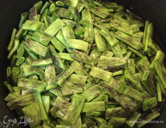 Переложить в кастрюлю и залить небольшим количеством воды. Варить 6-10 минут.