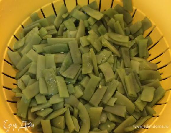 Готовую фасоль переложить в дуршлаг.