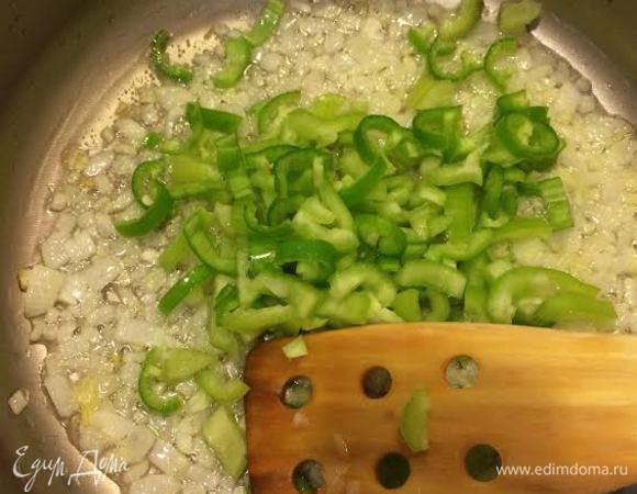 Потушить лук, добавить болгарский перец и зеленый перец.