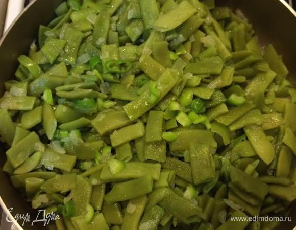 Добавить фасоль, перемешать и тушить 2-3 минуты.