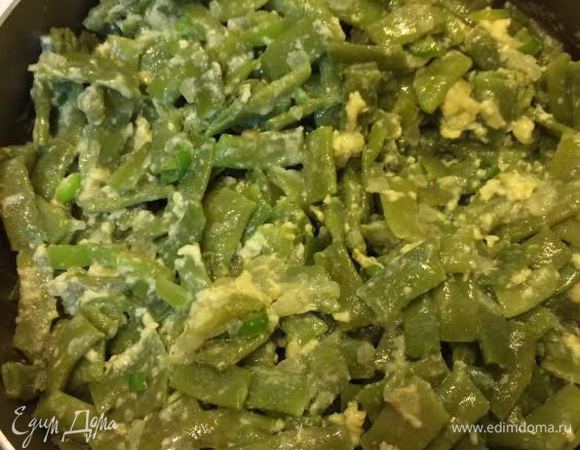 Яйца слегка взбить и добавить к фасоли, быстро перемешать и потушить 2-3 минуты.