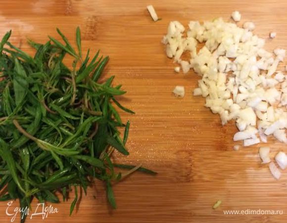 Чеснок и зелень мелко порубить...