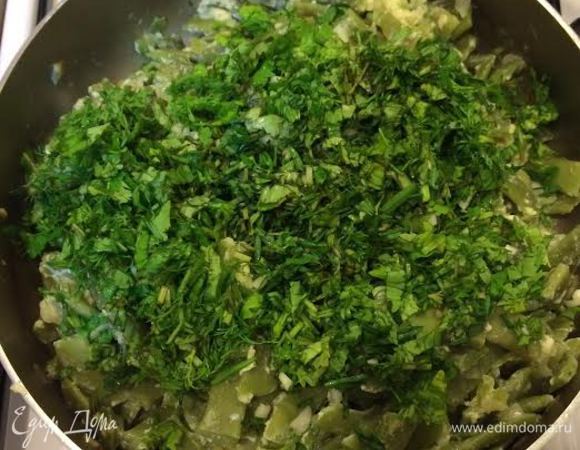 Зелень и чеснок добавить к фасоли, перемешать. Тушить 2-3 минуты.