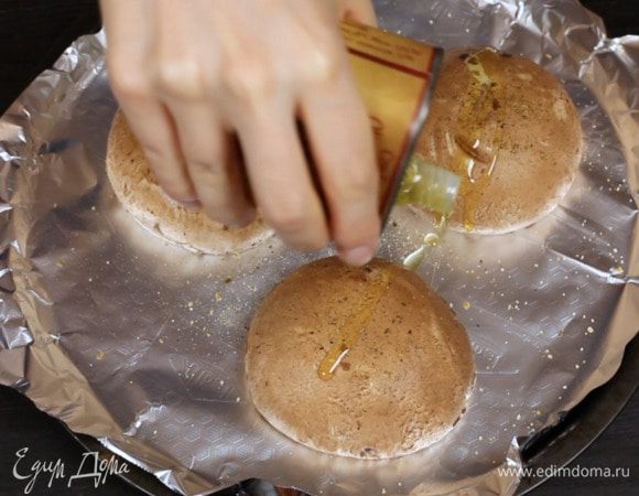 Выложить шляпки на противень, полить оливковым маслом, посолить и поперчить. Запекать при температуре 200°C 10 минут. 

Или выложить шляпки на решетку и запекать на гриле.