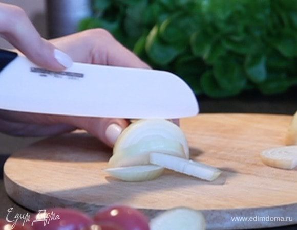  Нарезать лук.