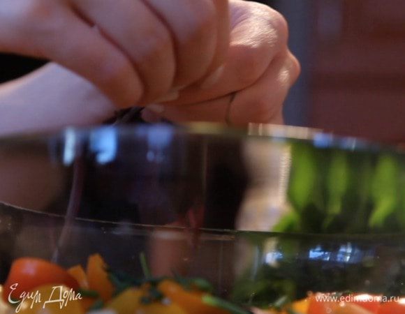 Соединить все в миске, добавить кинзу, орегано, оливковое масло и черный перец.