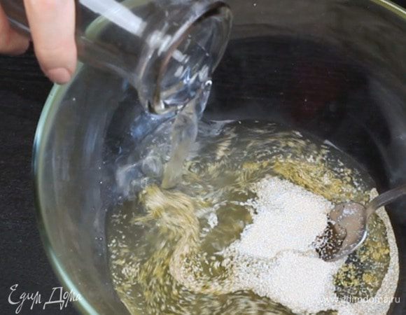 В большой миске соединить теплую воду, дрожжи, мед и оливковое масло. Оставить созревать на 10 минут. 