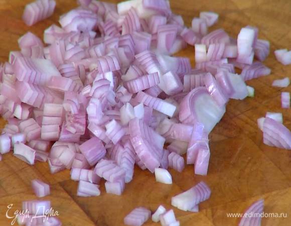 Шалот почистить и мелко порубить.