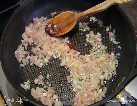 Разогреть в сковороде оливковое масло и обжарить лук до прозрачности.