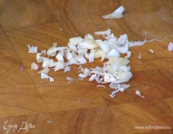 Чеснок вместе с нежной кожурой мелко порубить, добавить к луку и все немного обжарить.