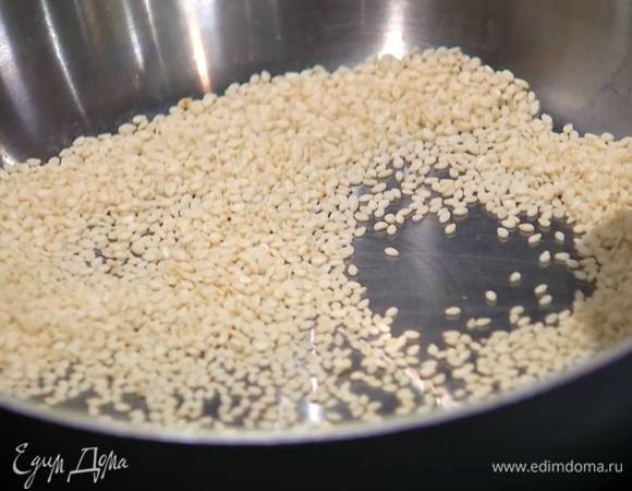 Кунжут всыпать в разогретую сковороду без масла, слегка посолить и обжарить до золотистого цвета.
